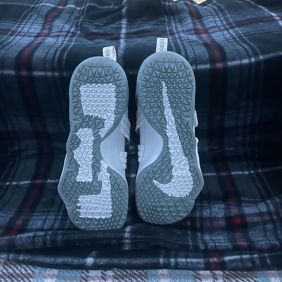 Lebron Soldier 10 Size 9 men’s - Picture 2 of 8